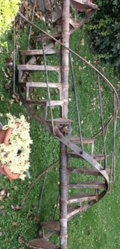 alte antike Wendeltreppe Spindeltreppe aus Metall komplett Nr 0107