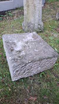 alter Sandsteinblock Podest Nr 0410