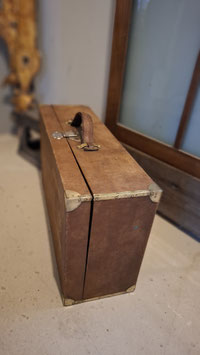 großer, antiker Holzkoffer mit Messingbeschlägen Nr 412