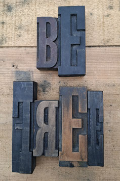 große Druckbuchstaben Holz "Be FREE" Nr. 1007-10