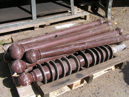 Alte Zaunpfosten mit Fußabdeckung 1208-01