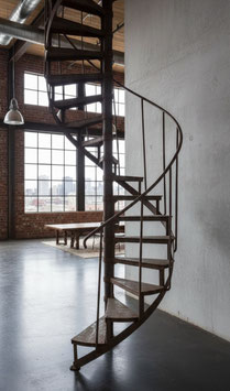 alte antike Wendeltreppe Spindeltreppe aus Metall komplett Nr 0107