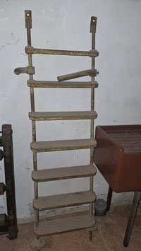 alte Eisenleiter für Wandbefestigung 0707