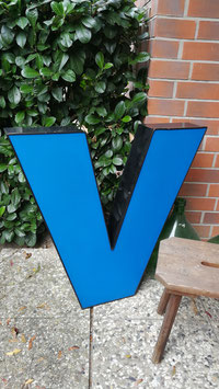 Vintage Leuchtbuchstaben V blau Nr 0810