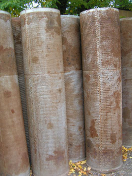 Riesige alte Säulen Eisensäulen mit Blasenoberfläche 2 m hoch