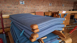alte Turnmatten aus Turnhalle mit Leder 2607