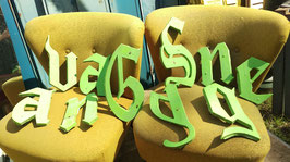 alte Buchstaben aus Holz grün