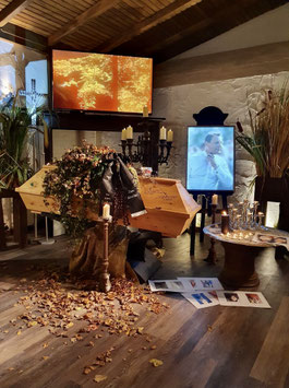 Gestellung LED Bilderrahmen auf Staffelei mit Portrait (Fotopapier) und unsere LED Strahler und für zu Hause ohne Licht im Rahmen A1  für 109.--€ Weitere Gegenstände und auch Ideen s.u.