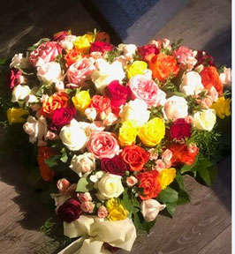 Herzen aus Blumen  Seite in Bearbeitung, Preise bitte über unser Kontaktformular anfragen . Traueransteckschleife