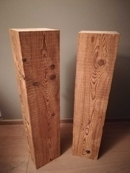 SÄULE AUS ALTHOLZ GEBÜRSTET