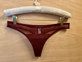Yasmine Eslami Slip und String Serena