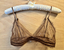 Understatement Lace-Triangle-Bralette in Mocha