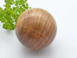 Holzkugel aus Olivkernesche, 64 mm