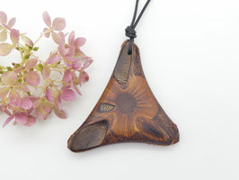 Schmuckanhänger aus einem Banksia-Zapfen