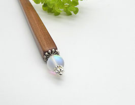 Haarstab aus Zwetschge & irisierende Glasperle