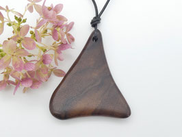 Schmuckanhänger aus Holz - Nusswurzel