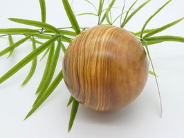 Holzkugel aus Olivenholz 62 mm