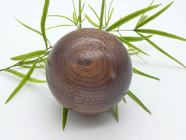 Holzkugel aus Nussbaum 64 mm