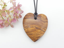 Herz-Anhänger aus Olivenholz