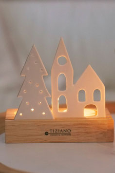 Tiziano Lichtobjekt Sandane mit Haus und Tanne auf Holzbase