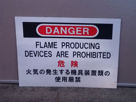 米軍放出品　FLAME PRODUCING DEVICES ARE PROHIBTED　金属製看板