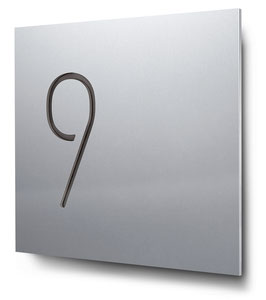 Hausnummern "9…" konturgeschnitten in Aluminium