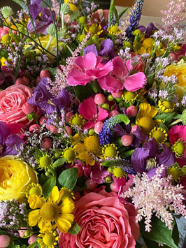 Laat je betoveren door ons levendig wildplukboeket met verschillende kleurrijke bloemen!