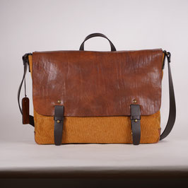 854002 MESSENGER BAG 15"