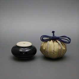 大海 茶入 縞東山金襴　a