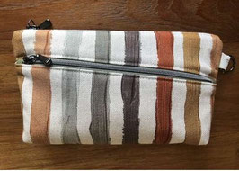 Grand portefeuille rayures marron sur fond beige