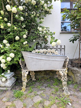 uralte lange Zinkwanne / Badewanne / Kinderwanne