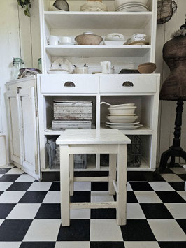 uralter Hocker / Küchenhocker - Weißtöne