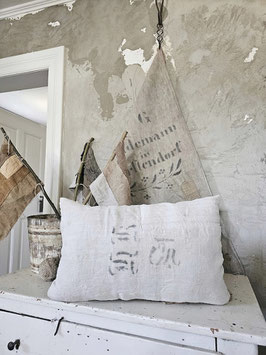 VERKAUFT Lew 04.07. Leinensackkissen mit Monogramm & Patches