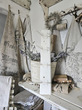 VERKAUFT Tri 09.09. 62cm uralte massive Hakenleiste - weiß - shabbychic