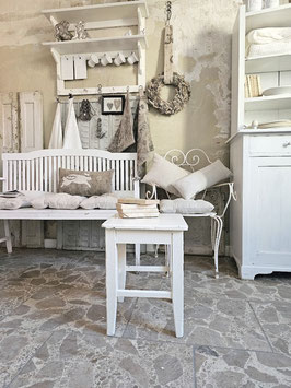 VERKAUFT Stu 20.02. alter Hocker / Küchenhocker mit Patina - weiß shabbychic