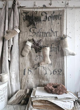 mixed Stiefel-Handschuh-GIRLANDE aus antikem Leinen III