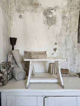 VERKAUFT War 13.05. sehr alter Hocker Schemel - alter Lack - shabbychic