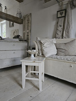 VERKAUFT Syl 09.04.   sehr alter Hocker / Küchenhocker mit Patina - weiß - shabbychic