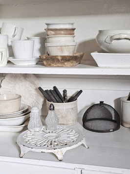 VERKAUFT Tri 03.02. uralter großer Untersetzer aus Frankreich - weiß - shabbychic