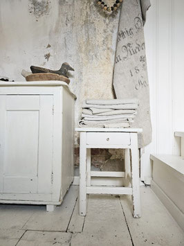 VERKAUFT Wid 19.09. uralter Hocker / Küchenhocker mit Fach - shabbychic