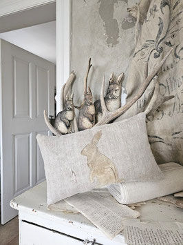 VERKAUFT Hen 05.02. HASENKISSEN Leinenkissen beige HASE mit Patch aufrecht Getreidesackkissen