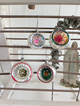 VERKAUFT Joh 30.11. 4erSet uralte Christbaumkugeln mit Einstich silber + mehrfarbig