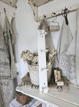 VERKAUFT Lod 15.01. 63cm antike Garderobe / Hakenleiste aus Belgien - alte Anstriche - shabbychic