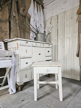 VERKAUFT Nic 31.03. uralter Hocker / Küchenhocker mit Fach - shabbychic