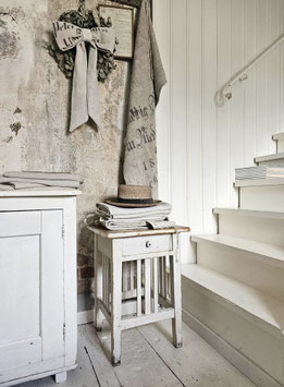 VERKAUFT Nic 01.10. uralter grosser Hocker / Küchenhocker mit Fach - shabbychic