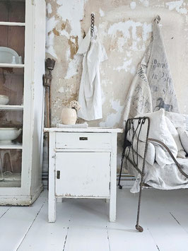 sehr alter kleiner Schrank / Kommode - alte weiße Lacke - geniale Patina