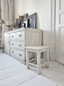 VERKAUFT Woj 20.12. uralter Hocker / Küchenhocker - geniale Patina - shabbychic