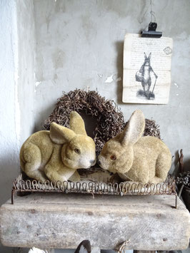 Vintage 23cm liegender Hase / Osterhase beflockt