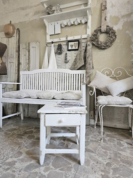 VERKAUFT Gug 11.02. uralter Hocker / Küchenhocker mit Fach - shabbychic