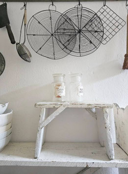 VERKAUFT Gug 16.01. sehr alter GROSSER Hocker Schemel - alter weißer Lack - shabbychic